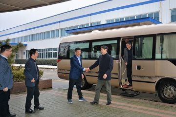 市人大常委会主任周东明向永信贵宾会217集团送新春慰问